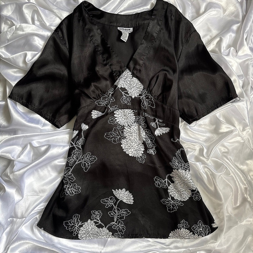 Unique Spectrum Black White Floral Satin V-Neck Empire Waist Tie Back Blouse 18W